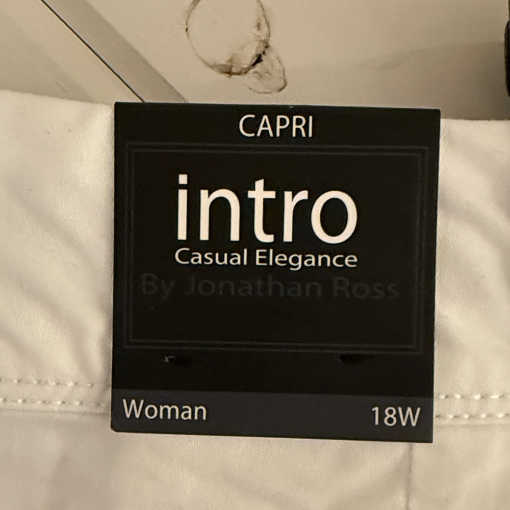 Intro. Women's White Capris - Picture 4 of 5